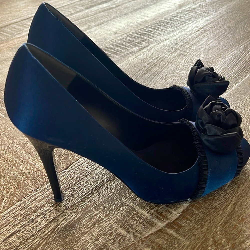 Nina satin navy and black heels. Size 9M. Excellent condition.